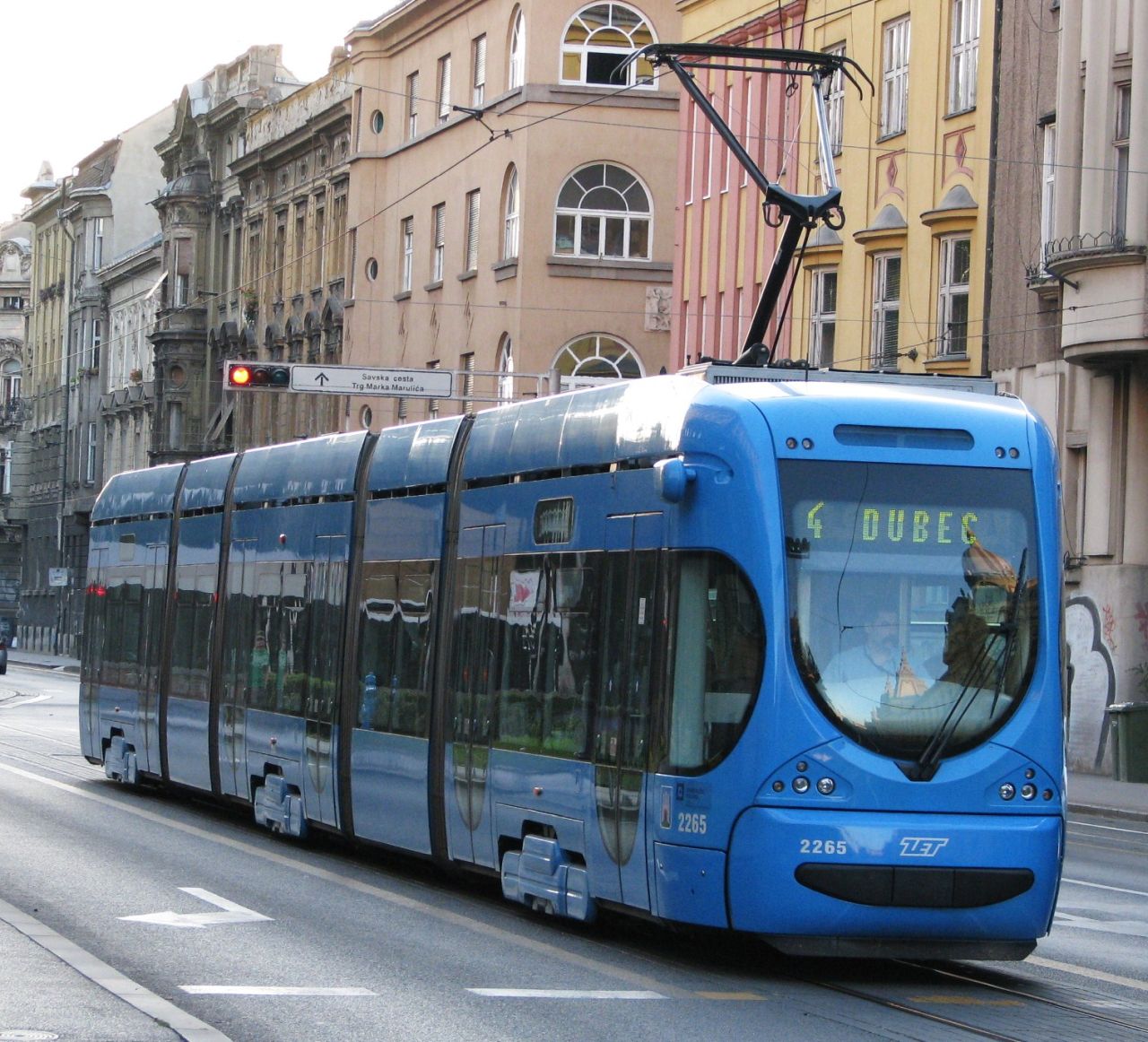 Tramvaj (ZET) TMK 2200. Niskopodni tramvaj konzorcija Crotram. Isporučeni u dvije serije po 70 vozila